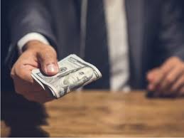 (1) pentru perioada concediului de odihnă salariatul beneficiază de o indemnizație de concediu, care nu poate fi mai mică decât salariul de bază, indemnizațiile și sporurile cu caracter permanent cuvenite pentru perioada respectivă, prevăzute în. Cjue DacÄƒ Salariatul Moare MoÈ™tenitorii SÄƒi Primesc Banii Pentru Concediul De OdihnÄƒ Neefectuat