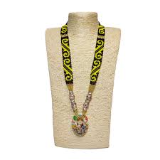 Manik yang digunakan adalah manik jenis toho (jenama jepun) yang terkenal dengan ketahanan manik tersebut iaitu warna. Rantai Manik Sarawak Mycraftshoppe Global Reach Local Identity