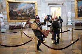 Présentation du trafic routier en 2021. Intrusion Au Capitole Plusieurs Figures Inculpees Dont L Homme A La Tete De Bison
