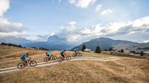 La montagne seceda (2 500 m) située dans le val gardena fait des parties des étapes incontournables lors d'un road trip dans les dolomites, la vue y est tout simplement magnifique. Summer Seceda Cableways Ag Ortisei In Val Gardena Dolomites South Tyrol Italy