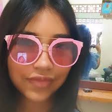 Hace un rato entré a un Starbucks y, al acercarme a pedir un café, la chica  de la caja me pidió mi nombre. Le respondí “Fer”. Me miró con extrañeza y,  después