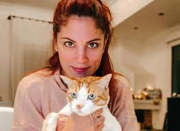 Η πιο ποθητή, αλλά και μοντέρνα, παρουσιάστρια της ελληνικής τηλεόρασης ενδίδει αποκλειστικά στο φακό του andro, στην πιο σέξι φωτογράφηση της. Mairh Synatsakh Sthn Prwth Anarthsh Meta Thn Eidhsh Toy Xwrismoy Mas Leei Pws Metakomizei Fwtografia