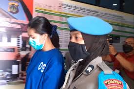 ✓ identitas wanita masih disimpan polisi untuk pengusutan lebih lanjut. Tj6k3payfophem
