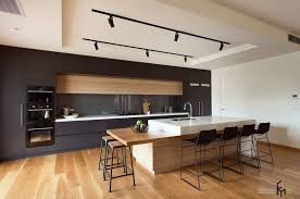Black And Wood Kitchen Design A Gorgeous Kitchen Design With Black Wooden Kitchen Cabinet Also Marble Backsplash With Marble Counte Cucine In Legno Bianco Interni Della Cucina Design Cucine