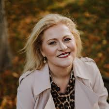 Lesley Benson's Instagram, Twitter & Facebook