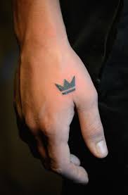 Die Kronung Ein Sehr Schon Schlichtes Tattoo Mit Einer Krone Auf Der Hand Kronen Tattoos Coole Tattoos Tattoo Vorlagen
