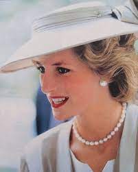 Diana spencer, más conocida como lady di, fue la princesa de gales tras su matrimonio con carlos de gales, heredero de la corona británica. Diana De Gales On Instagram Amo Quando Ela Usava Suas Perolas Suuuuper Elegante Princess Diana Diana Princess Diana Pictures