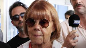 La testimonianza della 71enne francese stuprata da decine di uomini con la  complicità del marito - La Stampa