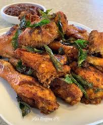 Resepi sup ayam istimewa, lebih sedap dan pekat dari biasa kerana tidak menggunakan rempah sup bunjut seperti yang dijual di pasaran dan sebagai ganti, ramuan rempah ratus dimasukkan ke dalam sup ini. Ayam Kampung Goreng Panas Cara Sis Resepi Sheila Rusly Facebook