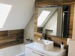 Grand choix de meubles de salle de bain en bois massif de qualité. Le Bois Dans La Salle De Bain 30 Idees Pour Vous Inspirer Kozikaza