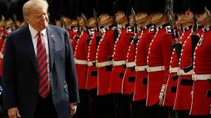 Bandiere USA sventolano a Windsor per la visita di Stato di Trump