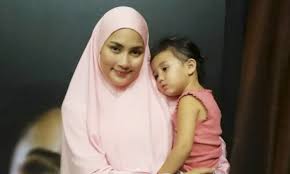 Beliau memulakan kerjaya lakonan pada 2002 ketika berusia 18 tahun dan disifatkan sebagai seorang pelakon yang kerap membawa watak wanita malang dan kebanyakan genre atau watak yang. Fasha Sandha Naik Angin Dengan Suami Nora Danish Mynewshub