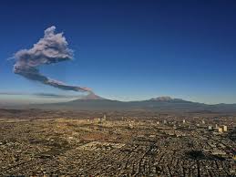 Od 1347 zanotowano 19 erupcji. Popocatepetl Vulkan In Mexiko Spuckt Asche Und Lava Salzburg24