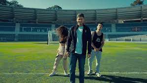 No ano de 2001 toda a família regressa ao seu país natal, e é em portugal que david cria todas as suas raízes, os amigos, a escola, e dá asas à sua paixão pelo futebol, ingressando nas camadas jovens do sporting clube de portugal. David Carreira Facebook
