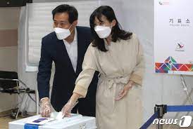 사전투표는 내일까지 이틀간 진행되는데요, 재보궐 선거가 이뤄지는 지역 어디서든 투표가 가능합니다.유수환 기자입니다.원문. B Hfoxv Bbmplm