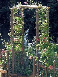 Gartengestaltung Kleine Garten Konstruktion Aus Holz Dekoriert Mit Rosa Blumen Garten Gestalten Garten Gestalten Ideen Garten