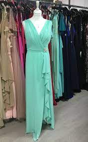 Robe Longue Couleur Pastel Vert D Eau Decollete En V Et Une Fente Drape Robe Soiree Longue Robe De Soiree Longue Idees Vestimentaires