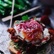 Toast With Mashed Avocado Crispy Bacon Egg Pickled Onion Parsley Barbecue Ketchup Sesame Pickled Onions Avocado Toast Recipe Avocado Toast Egg