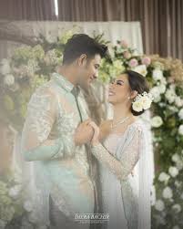 Ada juga yang menyebutnya sebagai warna beige. Lamaran Begini Tampilan Irish Bella Berbalut Kebaya Hijau Mint Okezone Lifestyle