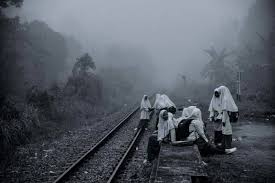 Cara pengangkutan utama di semenanjung malaysia termasuk bas, kereta api, kereta dan kapal terbang. Waktu Subuh Dia Muncul Rupanya Wujud Kereta Api Hantu Di Malaysia Gempak