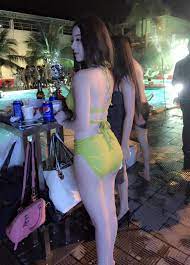 Pose - Chân dung cô nàng bikini bí ẩn làm "điên đảo" bể bơi