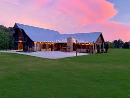 The carriage house is a favorite among brides for wedding receptions. Photo Gallery Of A Nashville Wedding Venue With Beautiful Countryside