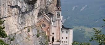 La prima chiesa venne inaugurata nel 1530, dopo la visita del vescovo gian matteo giberti. Santuario Madonna Della Corona Entdecke Den Gardasee