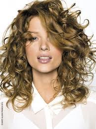 Media melena con corte bob sabemos que puede ser difícil encontrar el corte de pelo perfecto para el cabello rizado, pero el corte estrella para media melena también es para ti. Cortes De Pelo Media Melena 2021 Fotos Ideas Estilos