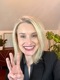 Elizabeth Beyer's Instagram, Twitter & Facebook