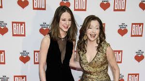 Sandra von ruffin was born on december 2, as alessandra von ruffin. Liebes Uberraschung Vicky Leandros Tochter Ist Verlobt Promiflash De