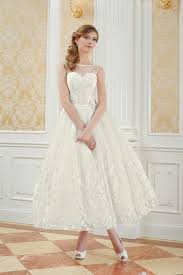 Langes kleid mit einem oberteil aus durchbrochener spitze und einem rock aus luftigem webstoff. Romantisches Wadenlanges Brautkleid Aus Spitze Kleiderfreuden