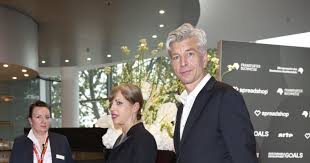 Ønsk vår kjære prinsesse til lykke med sin nye kjæreste ved å dele denne artikkelen❤️. Karl Ove Knausgard Viser Fram Kona Michal Shavit Shotoe