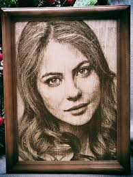 Portret na drewnie Portret na drewnie to unikalny i nie powtarzalny prezent  dla Twoich ulubionych ludzi Zrob sobie i swoim bliskim wyjątkowy prezent  który zachwyci ich przez bardzo długi czas i przyniesie