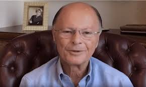 Edir macedo also was denounced by the public prosecution service for fraudulent import of equipment and use of false public documents and legal proceedings by the federal justice were issued. Apos Acao Popular Juiz Anula Passaporte Diplomatico Para Edir Macedo Cartacapital