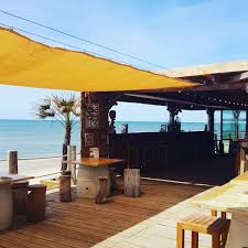 Bains De Soleil A La Location Sur La Plage Pres Du Bassin D Arcachon Cafe Maritime
