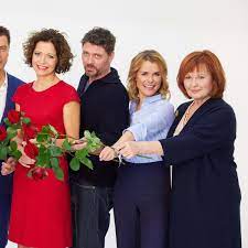 Folge der erfolgreichen telenovela, sondern sie wird auch um zwei staffeln fans von „rote rosen dürfen sich freuen, denn die beliebte ard telenovela wird um zwei staffeln verlängert. Rote Rosen Ard Ein Rundgang Durch Die Drehorte Darsteller Und Inhalt Im Uberblick Film Tv Serien