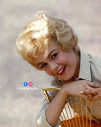 Happy Friday everyone! Here's a Sandy smile to start your weekend off  right. 💛 Fun fact: I believe this photoshoot took place in Sandy's  backyard, as that is one of her kitchen