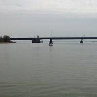 Daarvoor was het eiland alleen met een pont te bereiken. Haringvlietbrug Brucke In Numansdorp