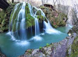 Practic este locul in care izbucul bigar se varsa in raul minis. Cascada BigÄƒr Din CaraÈ™ Severin Planiada