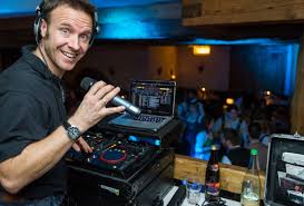 Wenn sie bei uns im büro anrufen, dann sprechen sie direkt mit. Buche Den Perfekten Dj Fur Deine Veranstaltung In Nurnberg