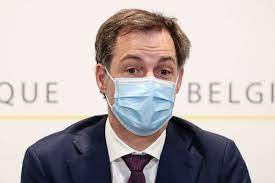 Het comité stelt vast dat het aantal dagelijkse ziekenhuisopnames de voorbije zevendaagse periode tot minder dan 75 opnames per dag is geëvolueerd en dat het aantal ziekenhuisbedden ingenomen door coronapatiënten minder dan 1.000 bedraagt. Nep9lkfsabhgsm