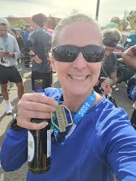 1:55 war mein Plan. Leider habe ich seit km 17 Hüftschmerzen auf der  rechten Seite und es wurden dann doch 1:58 beim Halbmarathon. Aber:  geschafft ist geschafft!