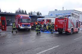 Mit feuerwehreinsätze lfk oö können sie einsatzinfos zu laufenden und vergangenen feuerwehreinsätzen in oberösterreich abfragen. Saureaustritt In Aspach Feuerwehr Mauerkirchen