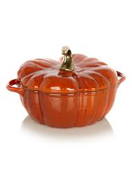 A great deal of planning goes into the perfect wedding reception. Staub Cocotte Kurbis Zimt De Bijenkorf
