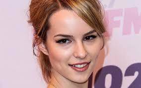 Who's your celebrity look alike? Hd Wallpaper Women S Blonde Hair Actress Celebrity Face Brown Eyed Smiling Wallpaper Flare