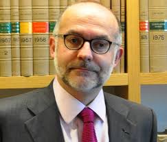 Hakim, petugas koroner dan hakim ditegur karena perilaku buruk termasuk  tidur, mengumpat di pengadilan dan bahkan melakukan kejahatan