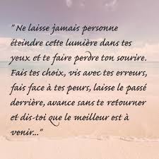 Ton Sourire Citation Sur Le Sourire Et La Joie De Vivre Ne Laisse Jamais Personne Eteindre Cette Lumiere Dans Tes Yeux Et Te Faire Perdre Ton Sourire Fais Le Meilleur Est A Venir Faire Soi Meme Pensees Positives