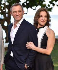 A former ss officer is haunted by the ghost of a man he murdered during wwii. James Bond Wird Niemals Eine Frau Basta