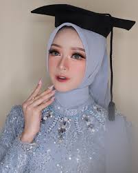 BARBIE LOOK GRADUATION” 🩵 Graduate kak @putri_aelisa ✨ WISUDA UNIVERSITAS  NEGERI SEMARANG 🎓 More info, booking & pricelist: Admin 082136292408  #makeupbarbie #makeuppati  #makeuppatim#makeupweddingpatim#makeupflawlessm#muapatim#muapatimurahm ...