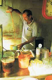 Its name is derived from the pouring process of pulling the drink during preparation. Teetrinken Wie In Malaysia Teh Tarik Teh Masala Teh Ais Land Leben Lust